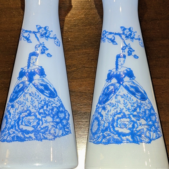 Rare VTG Pair Of Blue Glass Vases, Crinoline Lady Style Pattern Reverse Painted - Picture 3 of 9